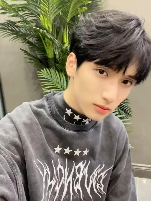 严浩翔的双眼皮比我眼睛还大 是live图……_高清图集_新浪网