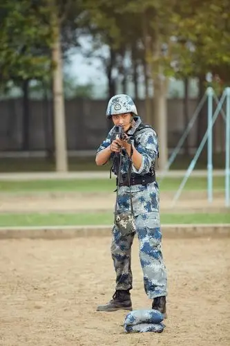 新浪娱乐讯 《真正男子汉》今天首播,在公众面前风光无限的明星,来到