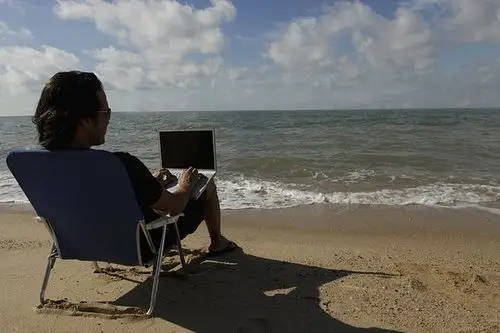 后视图,男人,坐,海滩,工作,笔记本电脑