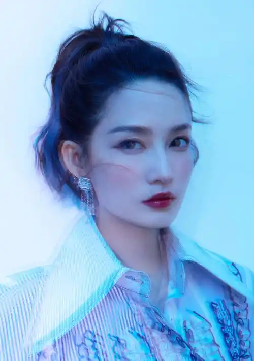 李沁生日时尚写真释出 黑发配红色长裙变俏皮少女