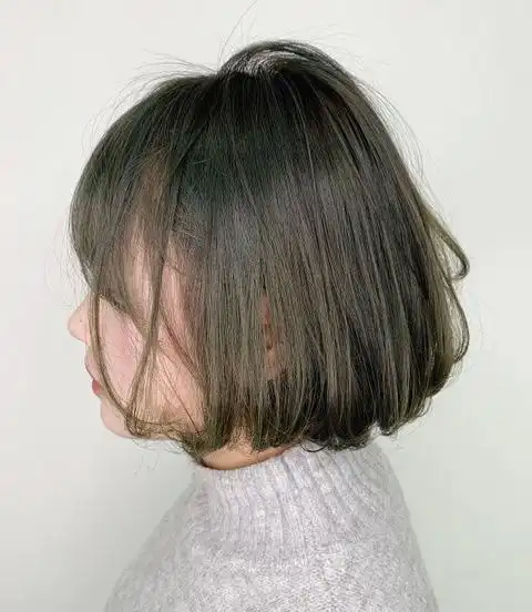 青褐色,是青色,色素偏重的冷色的色彩效果!