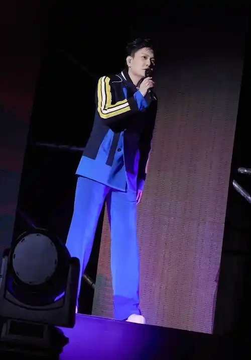 张信哲伍佰雨夜成都开唱歌迷的青春记忆被经典唤醒