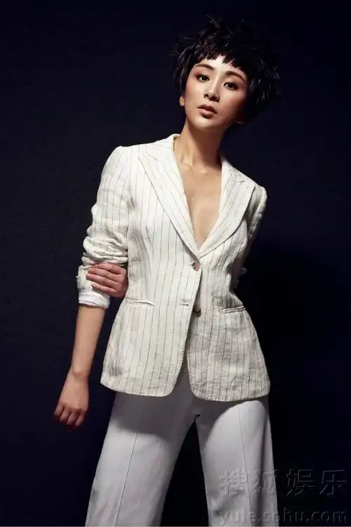 刘庭羽曝复古写真 真空上阵演绎别样魅惑