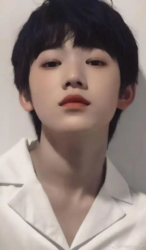 宋亚轩美式证件照#露喉结拍照姿势 轩哥越来越娴熟05