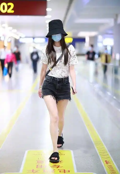 angelababy清凉夏装亮相机场,t恤 短裤,元气满满少女感十足_造型_气质