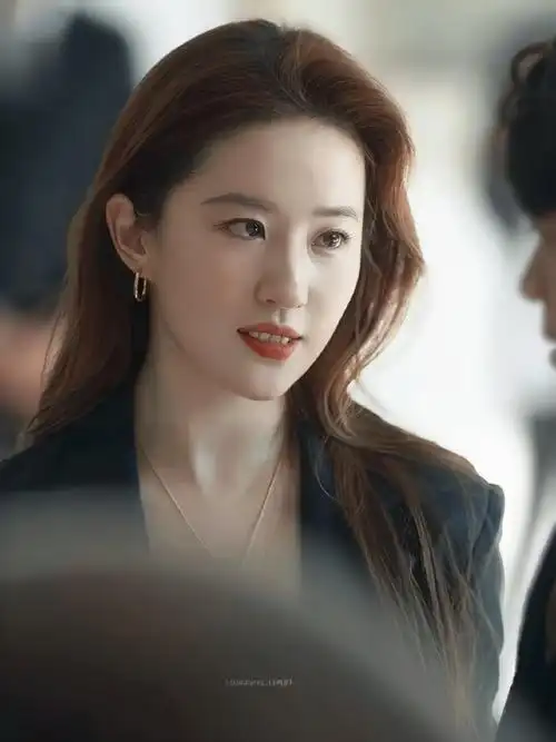 刘亦菲黄衬衫大波浪造型##刘亦菲广告拍摄行程