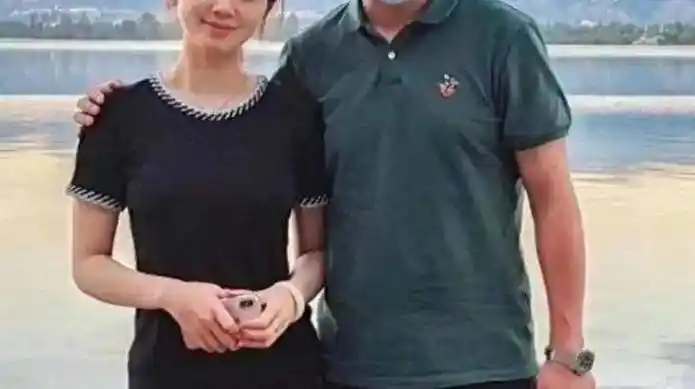 孟非发现妻子偷偷翻他手机,于是假装睡着,第二天,他对妻子说:今天什么