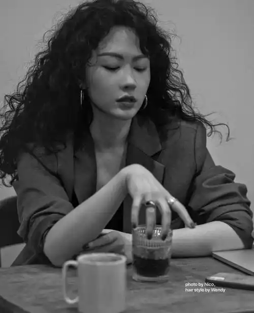 "复古港风烫发"女孩,年底烫发约起来!_发型_刘海_头发