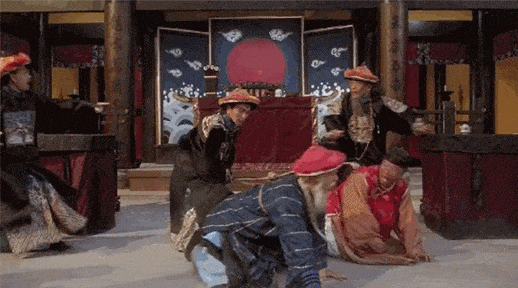 在《九品芝麻官》里,他如同一只"疯狗",用尽夸张的肢体语言和表情