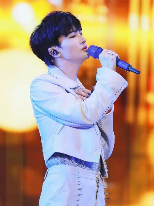 周深霓虹甜心直拍##周深加盟广州草莓音乐节##广州草莓音乐节