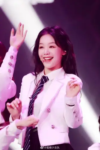今天小彩虹徐梦洁@火箭少女101_徐梦洁 亮相湖南卫视航天晚会