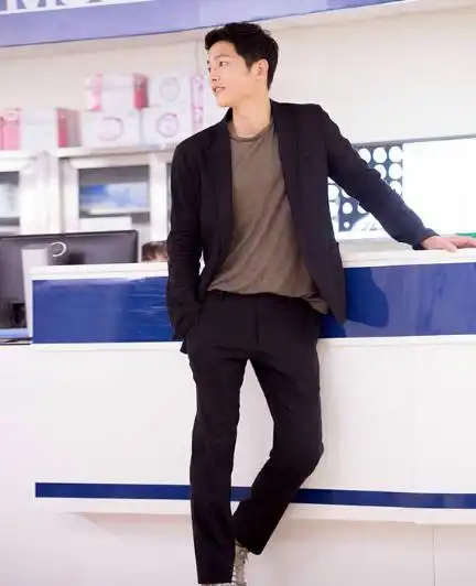 宋仲基穿衣搭配图片 蓝色条纹衬衫配黑色西服