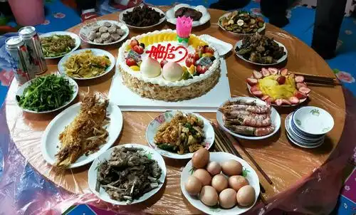 丰盛的生日餐香气四溢