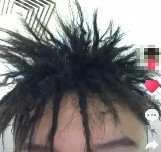 而且听说今年最时髦的发型是直接挑战90年代非主流噩梦—— 锡纸烫