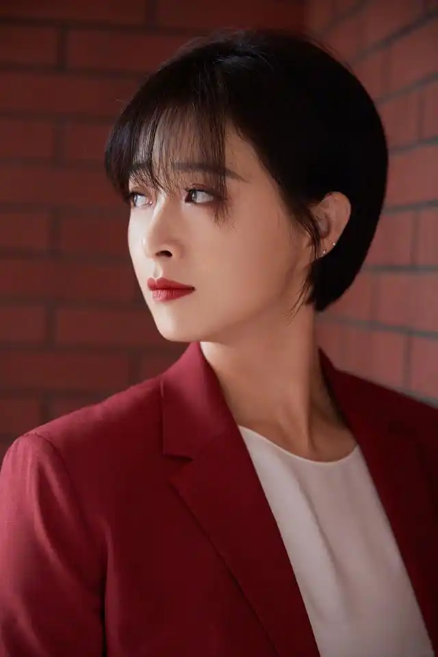 蒋欣又换新发型,齐耳短发加刘海美得焕然一新,穿上西装更显气质