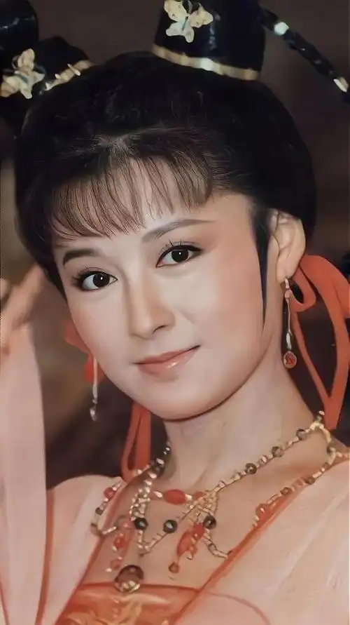 但是,在如日中天的事业高峰之后,随着岁月的流逝,潘迎紫的形象也逐渐