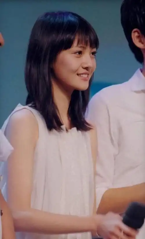 19岁的郑爽这短发造型清新动人随便一个笑容就让人心动