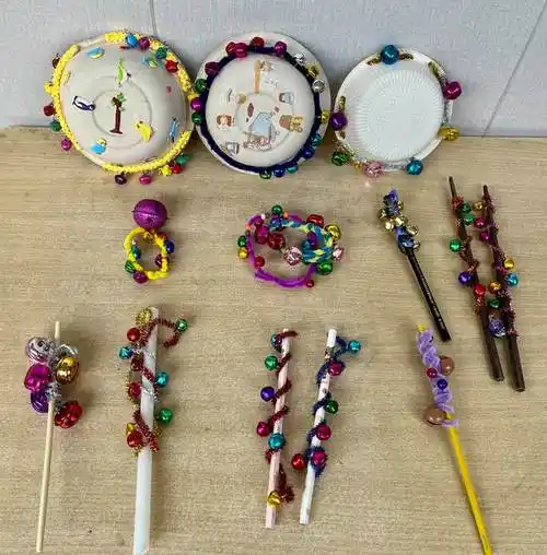 老师带学生自制乐器为世界杯主题曲伴奏