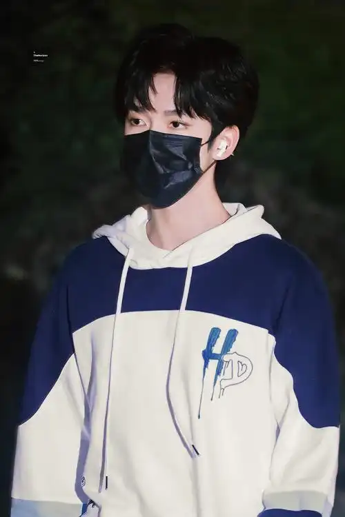 贺峻霖直播上班饭拍 卫衣搭配黑色休闲裤,运动风十足