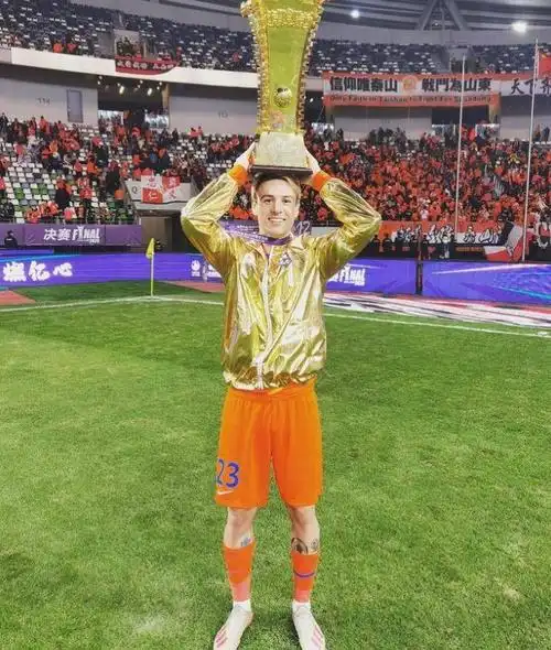 山东鲁能泰山球员格德斯在社交媒体发文庆祝足协杯夺冠,他写道:"感谢