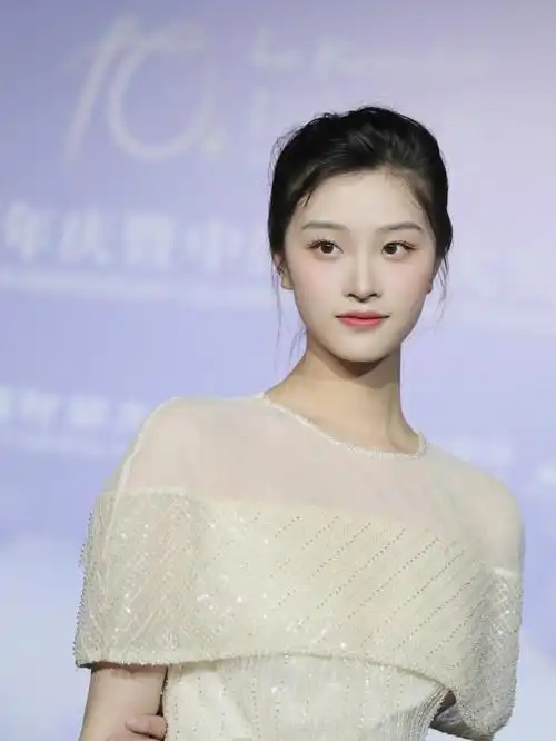 00后小花钟雯冠穿高定礼服女明星好美