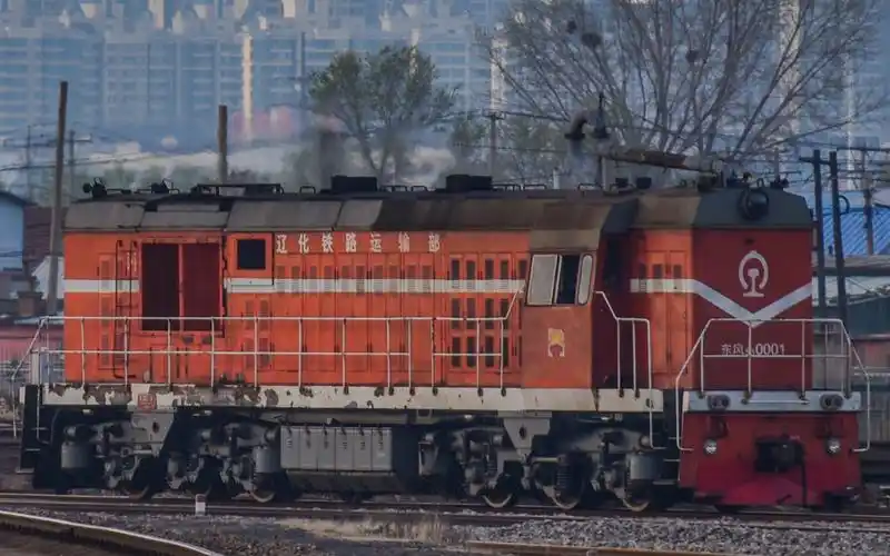 中国铁路第一台东风df5b型内燃机车大连机车厂早期车型中国石油辽阳