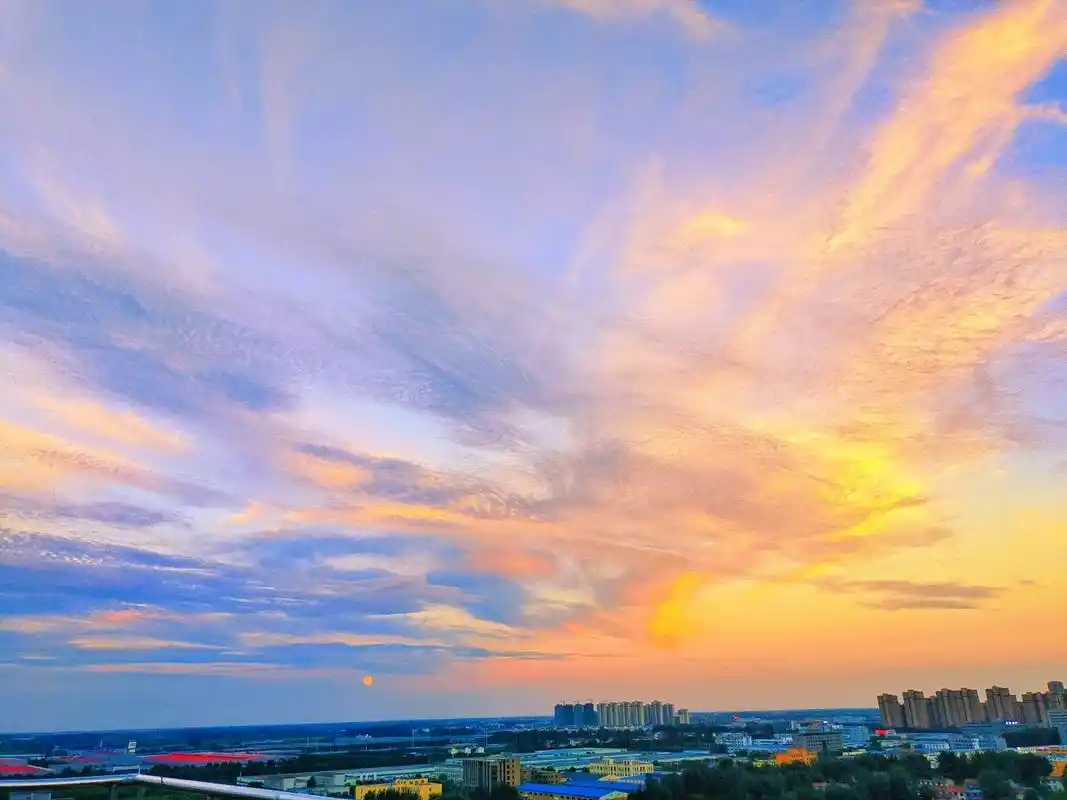 傍晚的晚霞令人着迷#晚霞 #壁纸图片 @抖音小助手 不要再限 - 抖音