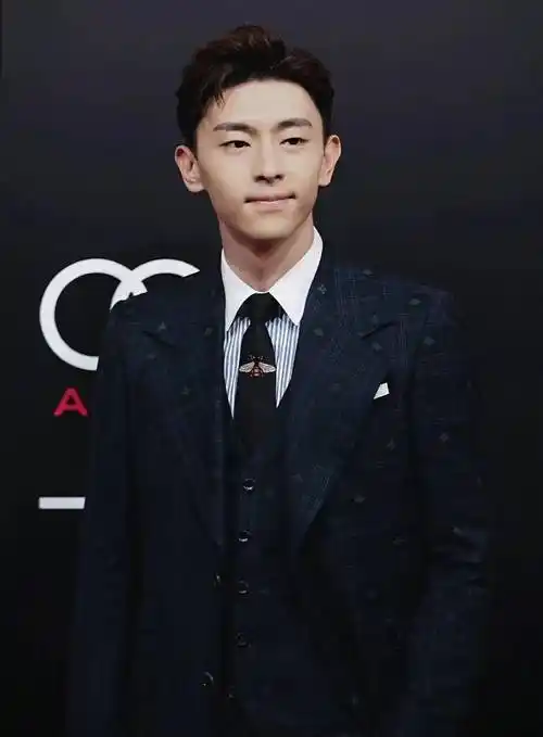 邓伦现状罕见曝光!留起胡子略显沧桑,粉丝围观人气高_球迷_明星_黑色