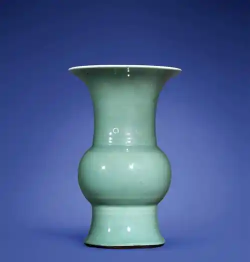 清雍正粉青釉花觚