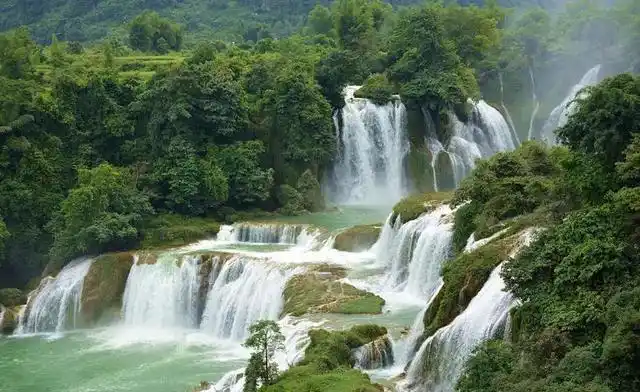 湛蓝湛蓝的天空中飘着一朵又一朵雪白雪白的云,大地之上挺拔的大山和