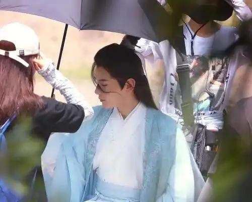 姚弛古装路透皓衣行