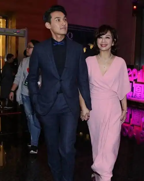 陈松伶素颜走机场穿羽绒服一副老人打扮衬的老公更年轻帅气