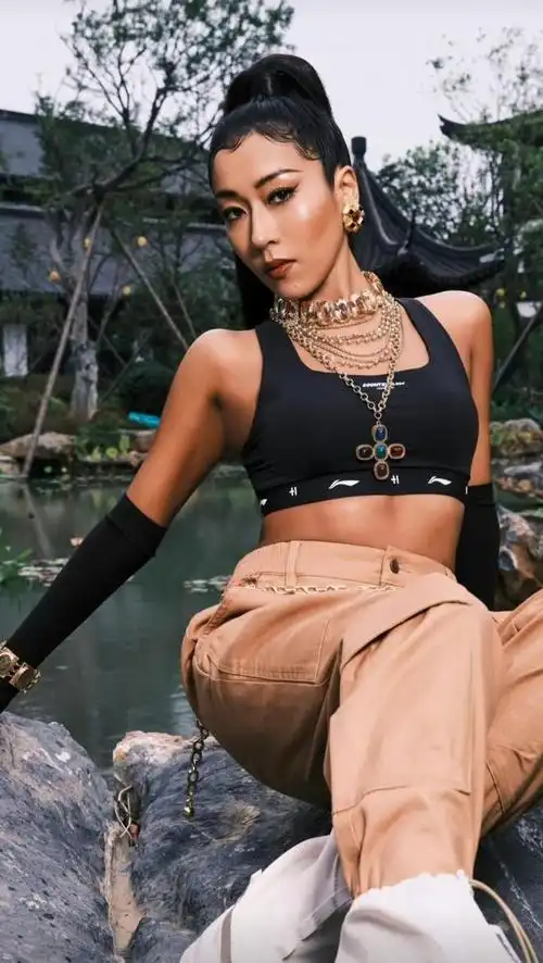 吉克隽逸近照曝光,与男子酒吧聚会亲密同喝一瓶水,独自返回住处