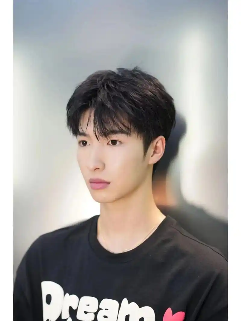 这样的微分碎盖发型,有几个男生不喜欢呢|||这款发型是微分碎盖 适合