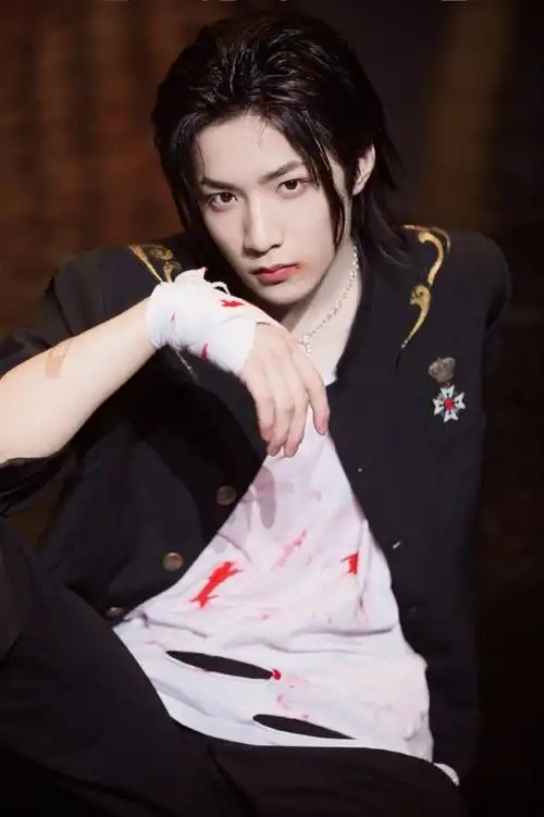 刘耀文楼梯间小成本背头大片