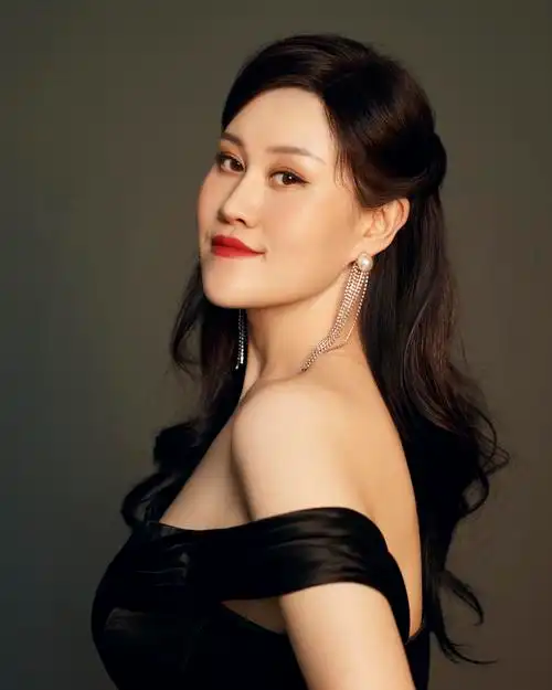 中国,女, 青年女高音 a target="_blank" href="/item/歌唱家/6461176