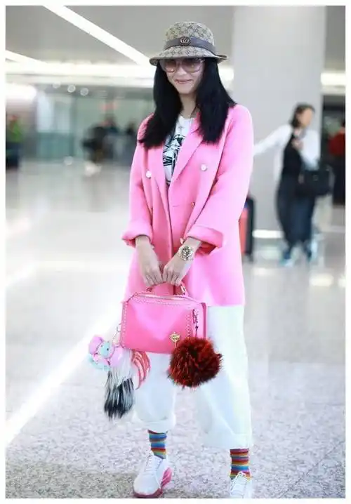 原创张柏芝衣品真难懂芭比粉西装配哈伦裤165身高硬穿成155既视感