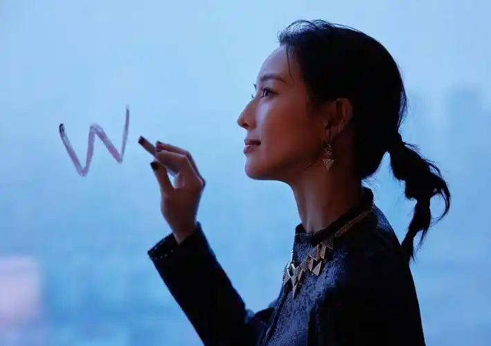 张钧甯新中式刺绣穿搭清丽优雅 彰显满满国风气质_时尚_照片_文化