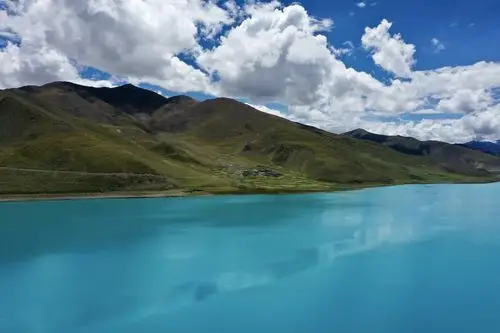 羊湖,我来过多次,都是在景点打卡,此处即为一个高位景点,我用无人机拍