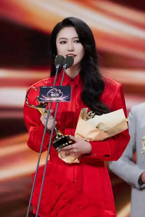 恭喜姐姐@谭维维荣获2023#微博之夜#"微博年度口碑歌手",2024更多精彩