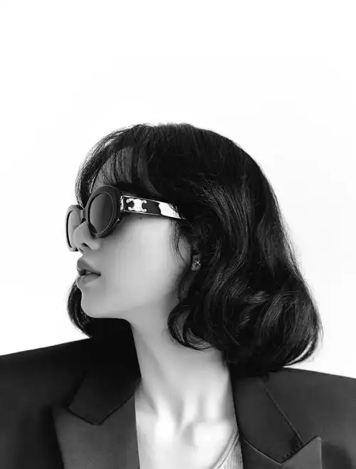 感觉lisa短发也挺酷的,这戴墨镜好酷