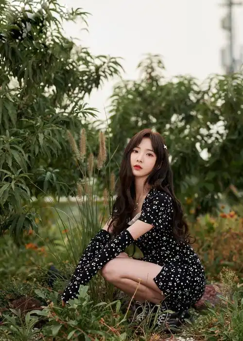郑乃馨黑色碎花短裙写真郑乃馨黑色碎花短裙写真郑乃