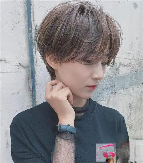 定位烫后的头发,比较发根比较蓬松,头发变得很有发量感.定位烫