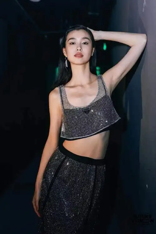 新世代故事#2021年11月29日晚,超模@陈瑜estelle出席@嘉人联合@1off