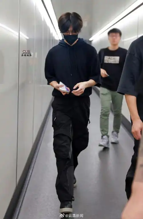 易烊千玺最新机场出发帅照来啦