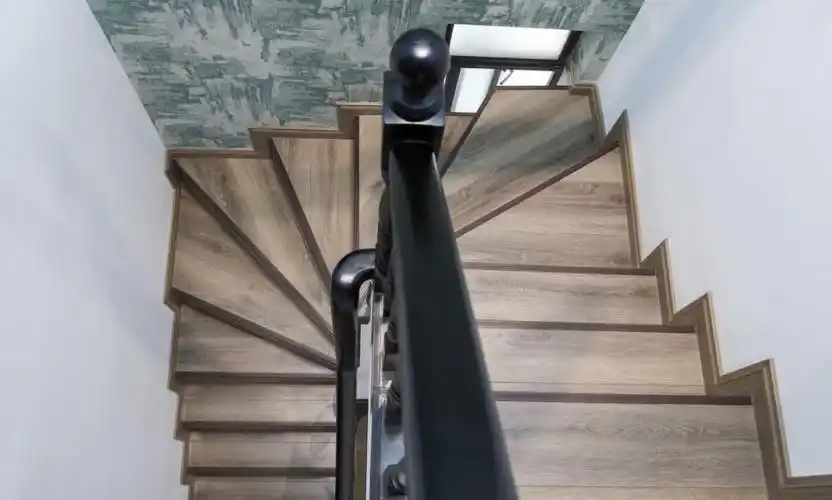 转角楼梯楼梯的吊灯是飞鸟造型,和壁纸的颜色很搭哦,营造出森林气息的