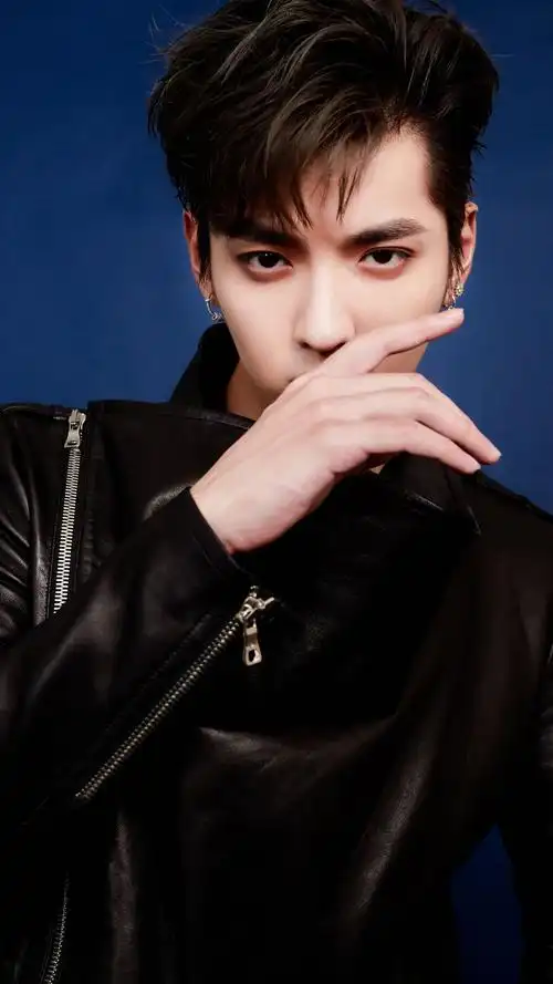 吴亦凡录歌照片曝光,以他的能力,你期待他的新歌吗?