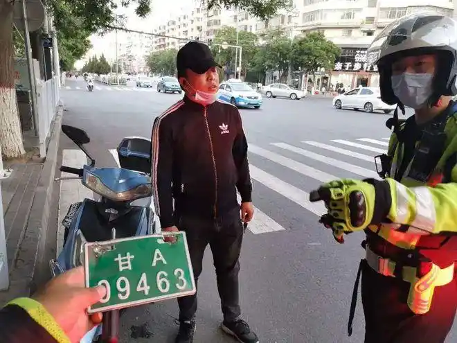 兰州一男子为躲避检查偷共享电动自行车号牌结果凉凉