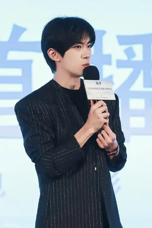 易烊千玺电影小小的我##易烊千玺条纹西装##易烊千玺任chc影迷电影