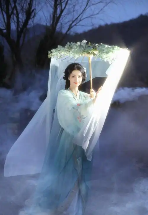 王楚然古装提灯古风美人惊艳时光与你共度佳节